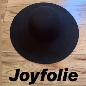 NWOT Joyfolie hat (girls)